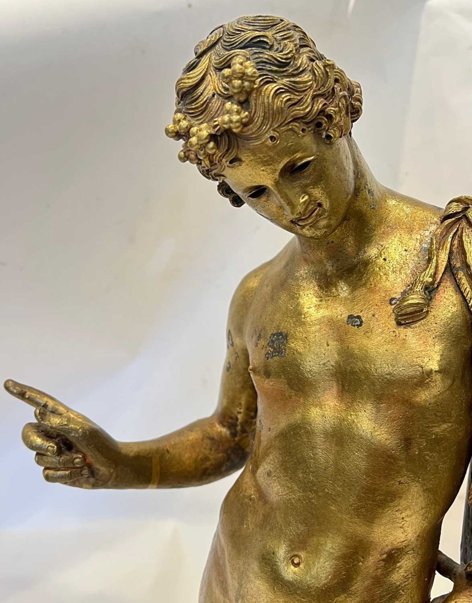 A 19TH CENTURY GRAND TOUR GILT BRONZE FIGURE OF NARCISSUS, AFTER THE ANTIQUE - Image 4 of 7