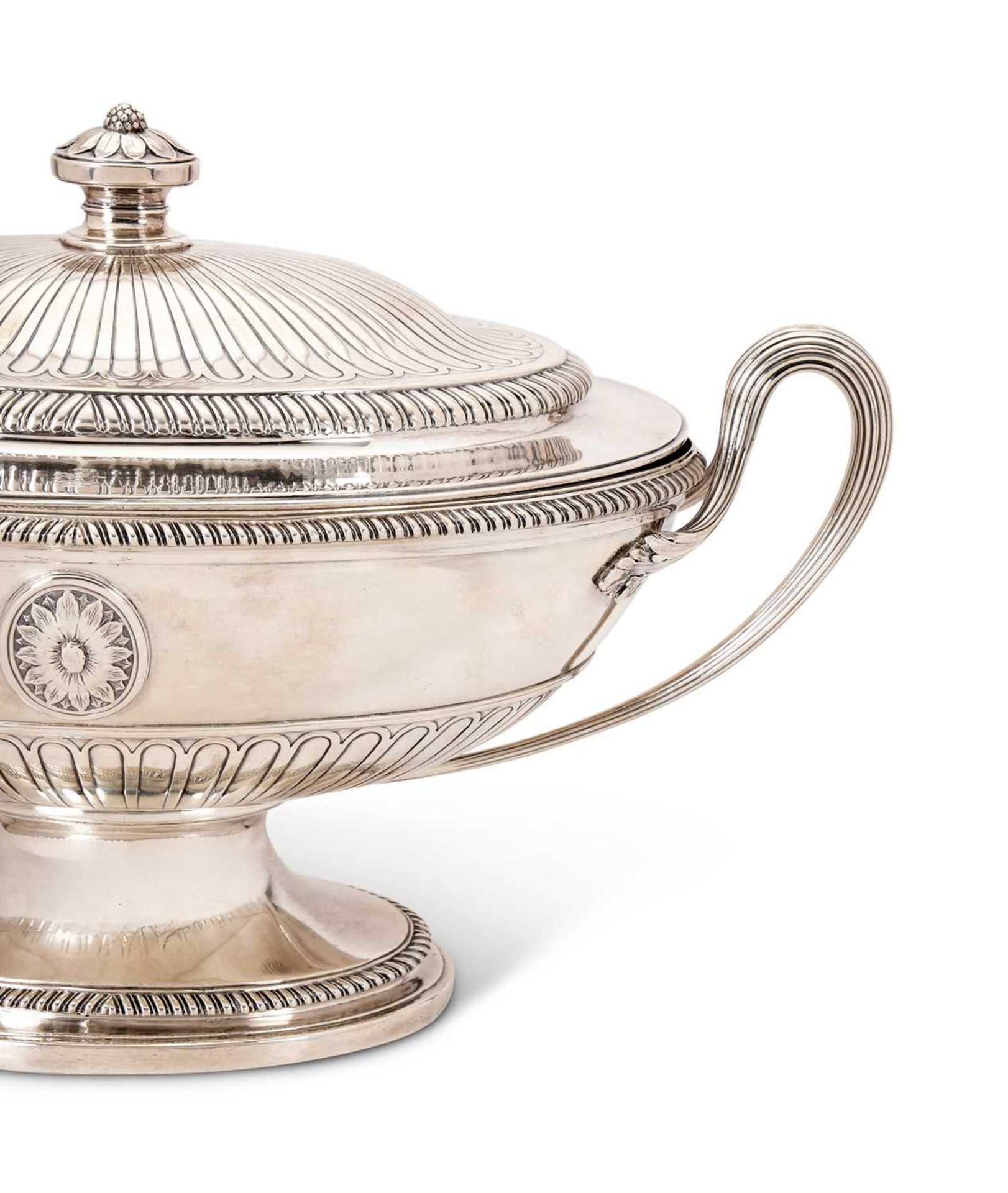 ROYAL SILVERSMITH THOMAS HEMING: A FINE 18TH CENTURY STERLING SILVER SOUP TUREEN, 1780 - Bild 2 aus 5