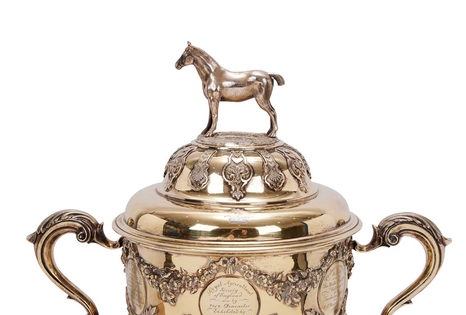 A FINE SILVER GILT EQUESTRIAN TROPHY CUP, LONDON, 1901, ROWLANDS AND FRAZER - Image 3 of 19