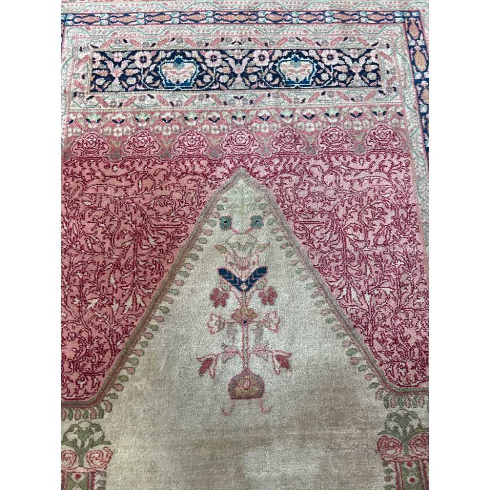 AN EARLY 20TH CENTURY INDIAN CARPET - Image 6 of 6