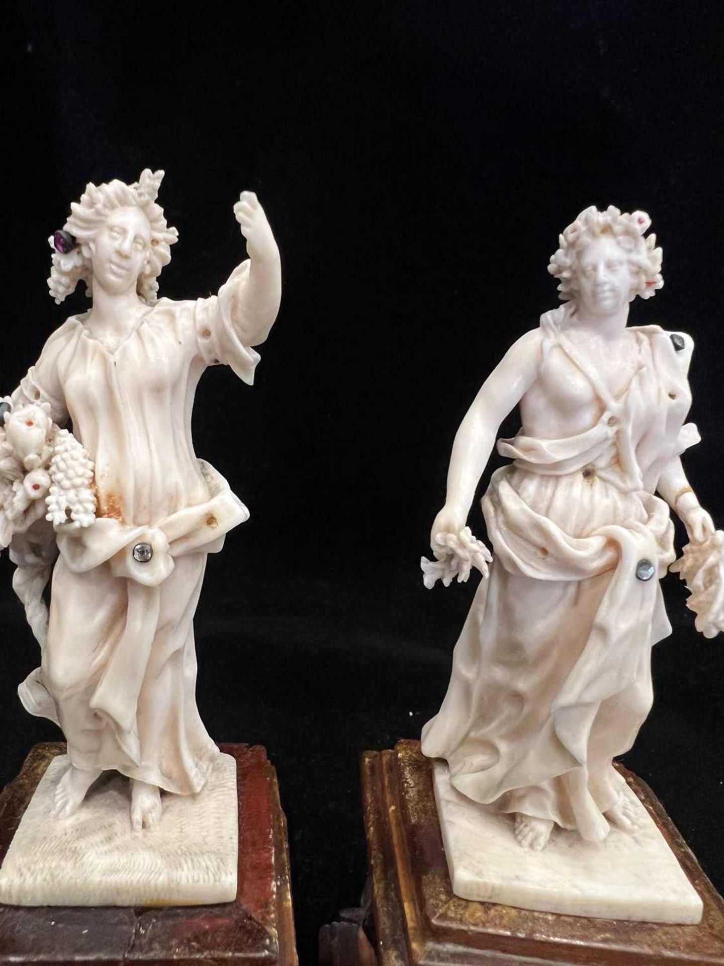 H.R.H PRINCESS MARGARET'S WEDDING GIFT: A PAIR OF 18TH CENTURY IVORY FIGURES OF SPRING AND AUTUMN - Image 7 of 14