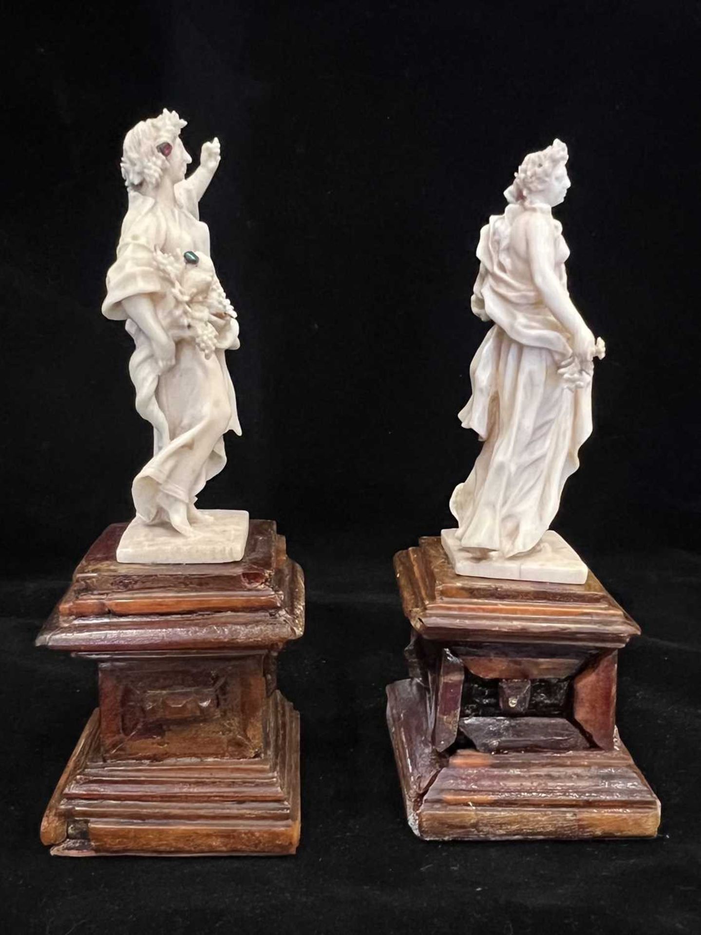 H.R.H PRINCESS MARGARET'S WEDDING GIFT: A PAIR OF 18TH CENTURY IVORY FIGURES OF SPRING AND AUTUMN - Image 11 of 14