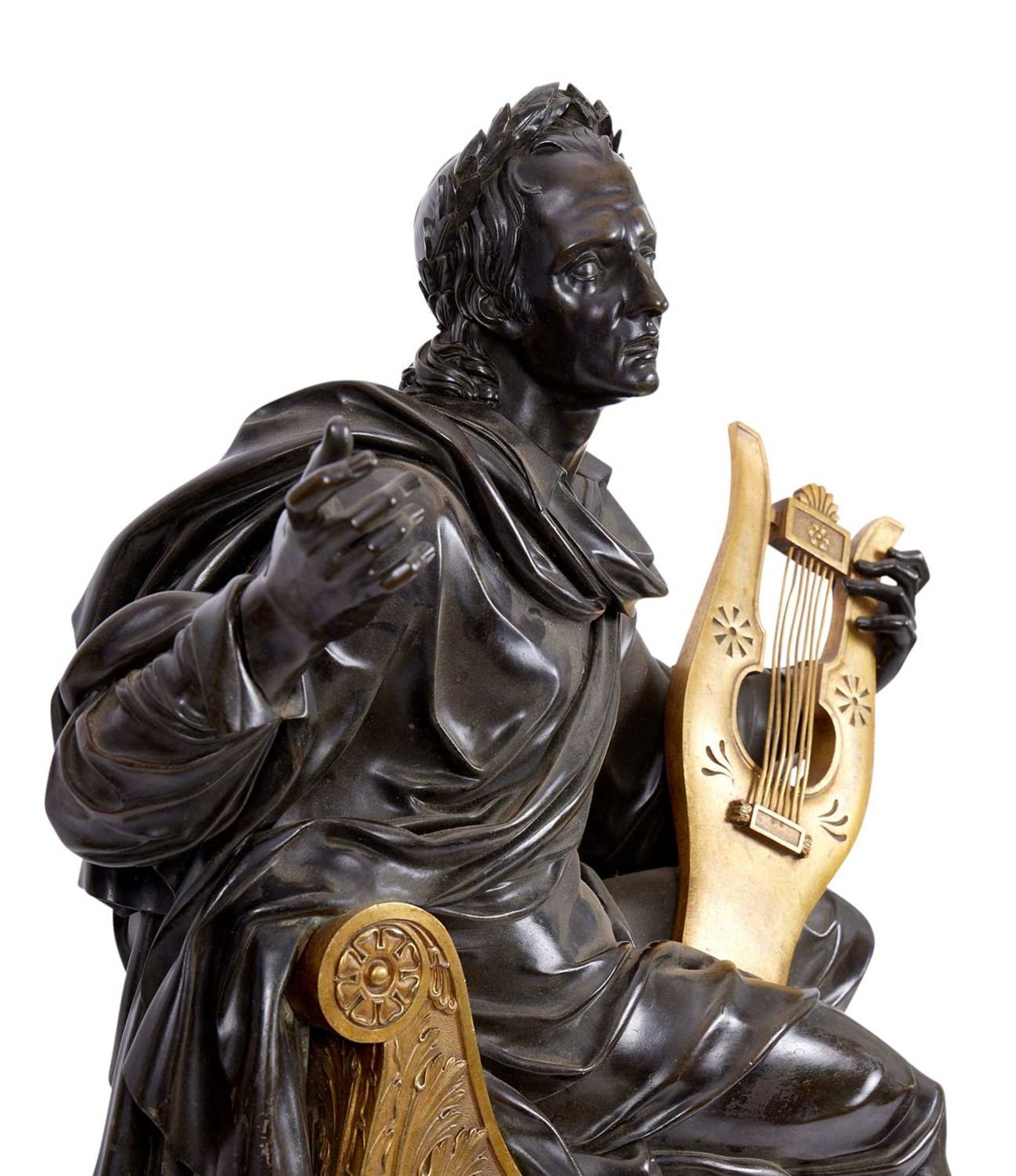 A LARGE EMPIRE PERIOD EARLY 19TH CENTURY FRENCH BRONZE AND ORMOLU FIGURE OF A CLASSICAL MUSICIAN - Bild 2 aus 3