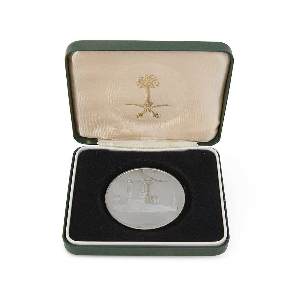 A SILVER PROOF MEDAL COMMEMORATING SAUDI ARABIA KING FAISAL - Image 2 of 2