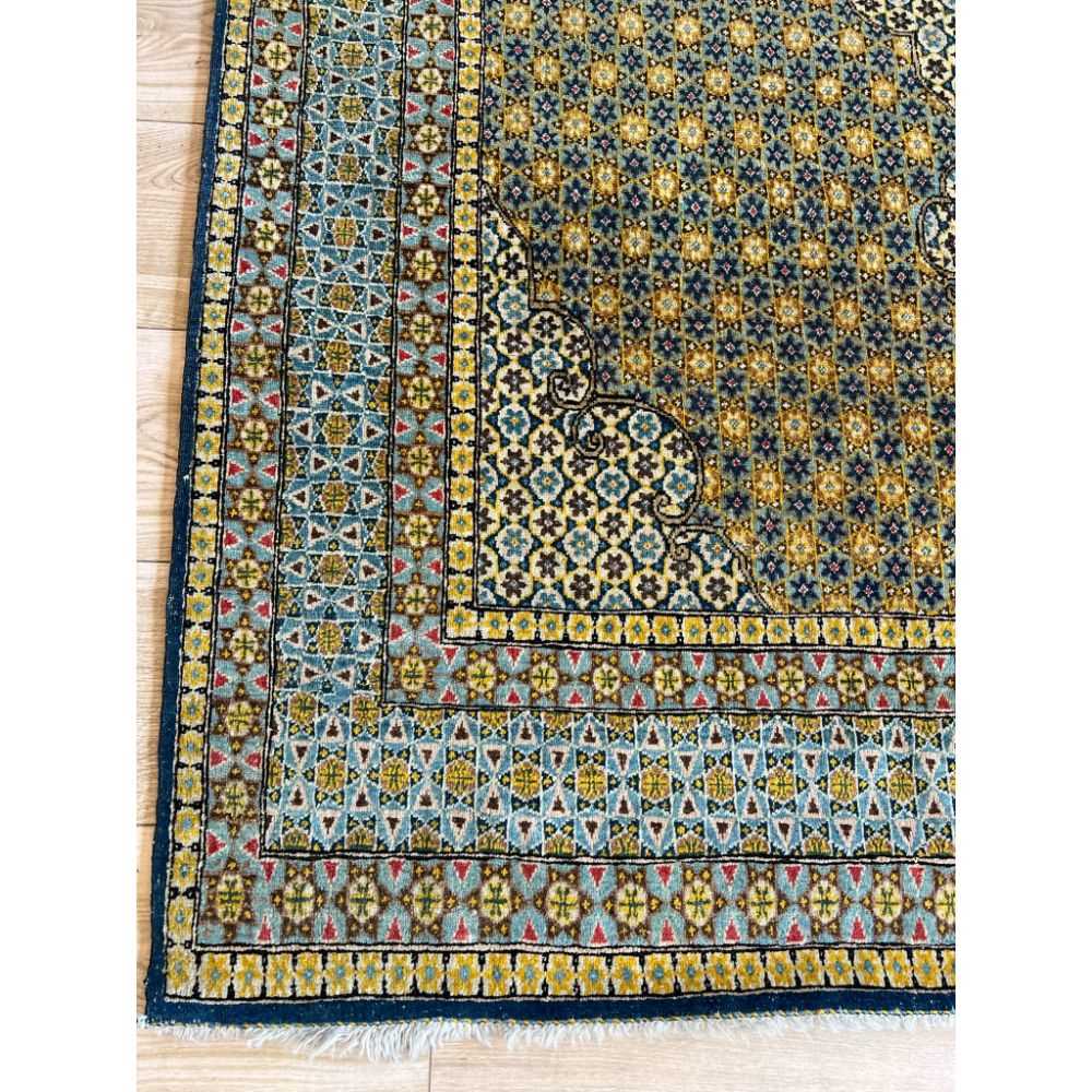 A MID 2OTH CENTURY QUM CARPET - Image 4 of 7