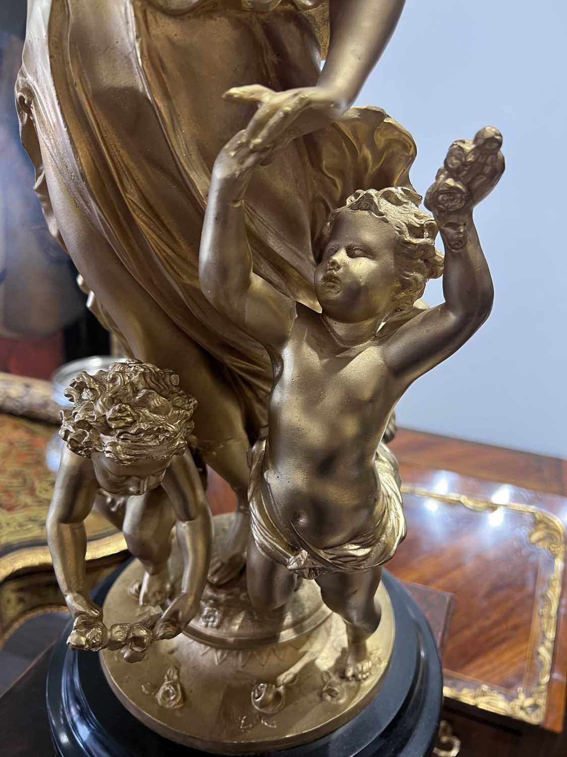 A LARGE GILT METAL FIGURAL GROUP OF A CLASSIC MAIDEN AND CHERUBS - Image 4 of 5