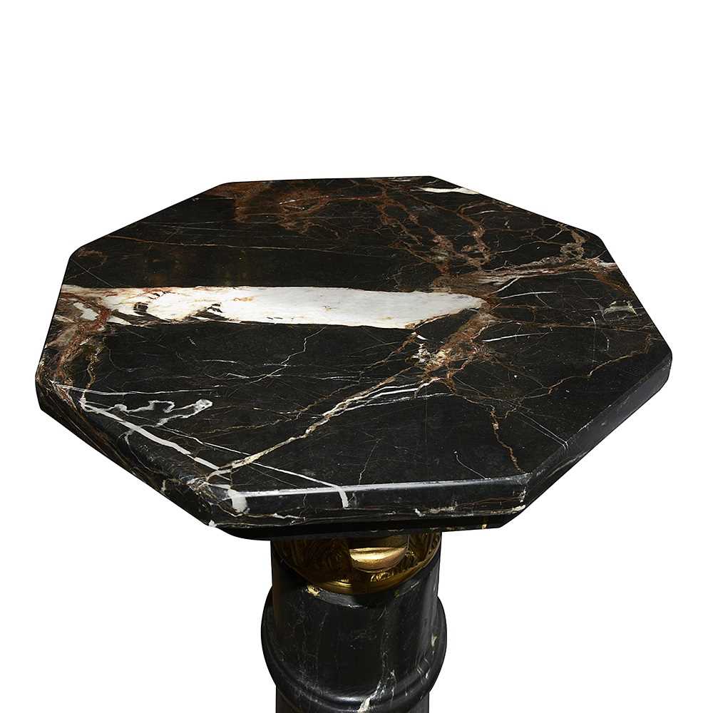A CLASSICAL STYLE MARBLE AND ORMOLU MOUNTED FLOORSTANDING PEDESTAL - Image 2 of 4