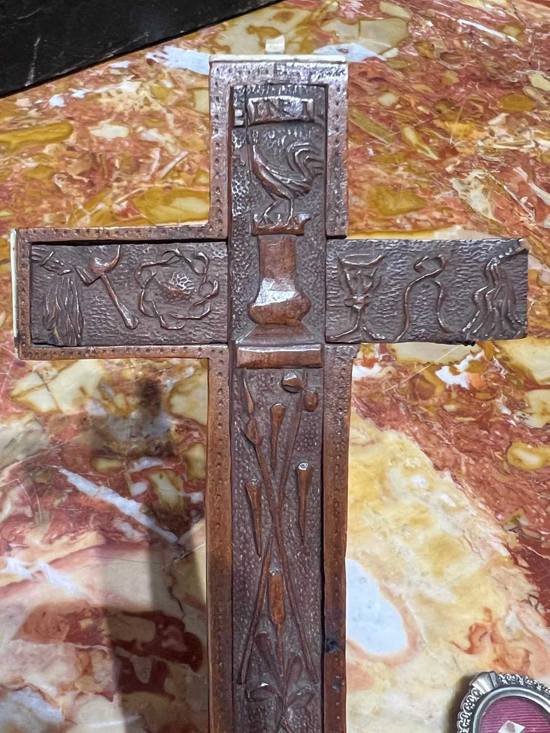 A 16TH / 17TH CENTURY FLEMISH CARVED BOXWOOD RELIQUARY CROSS TOGETHER WITH A 19TH CENTURY RELIQUARY - Image 9 of 12