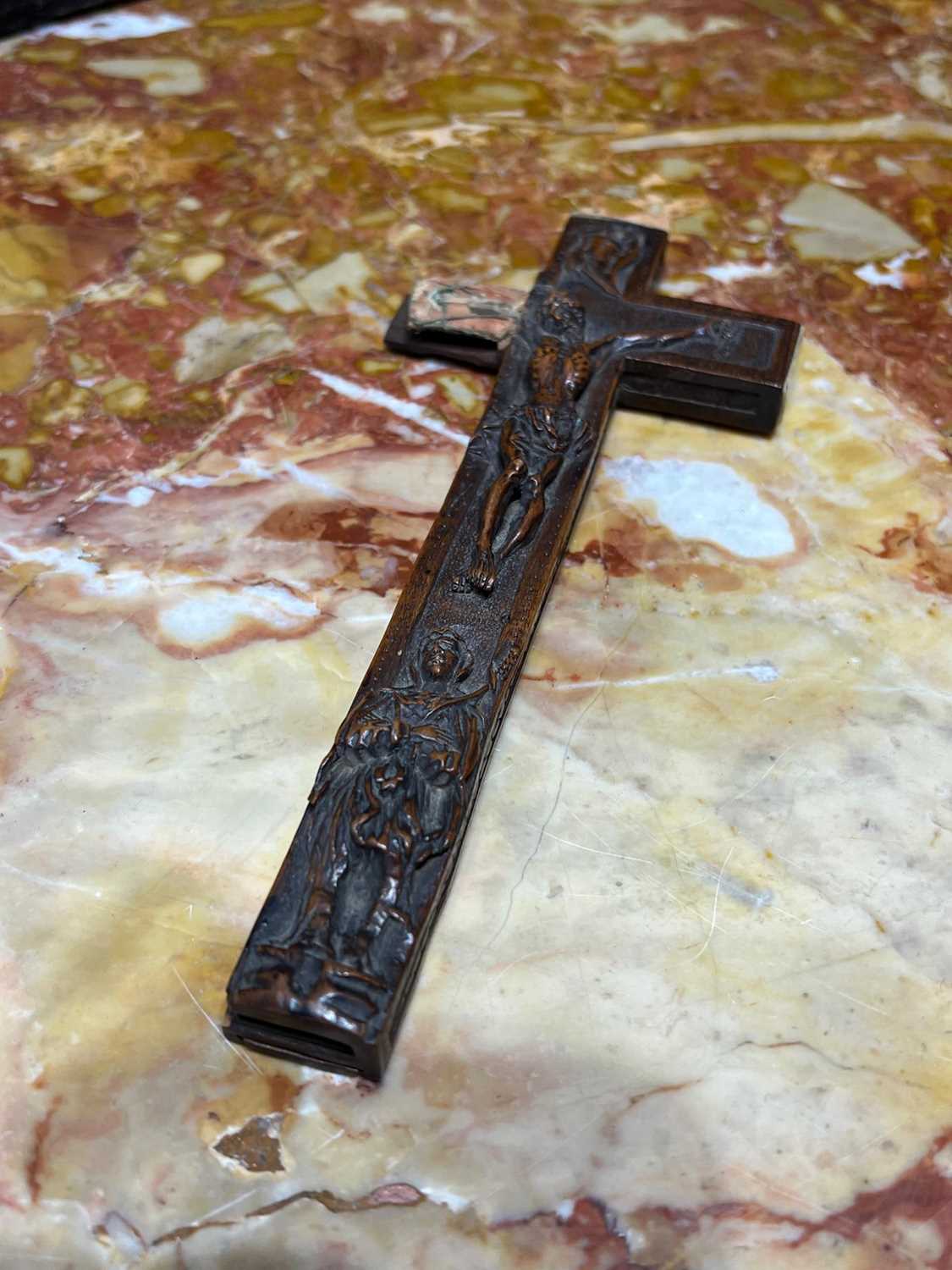 A 16TH / 17TH CENTURY FLEMISH CARVED BOXWOOD RELIQUARY CROSS TOGETHER WITH A 19TH CENTURY RELIQUARY - Image 6 of 12