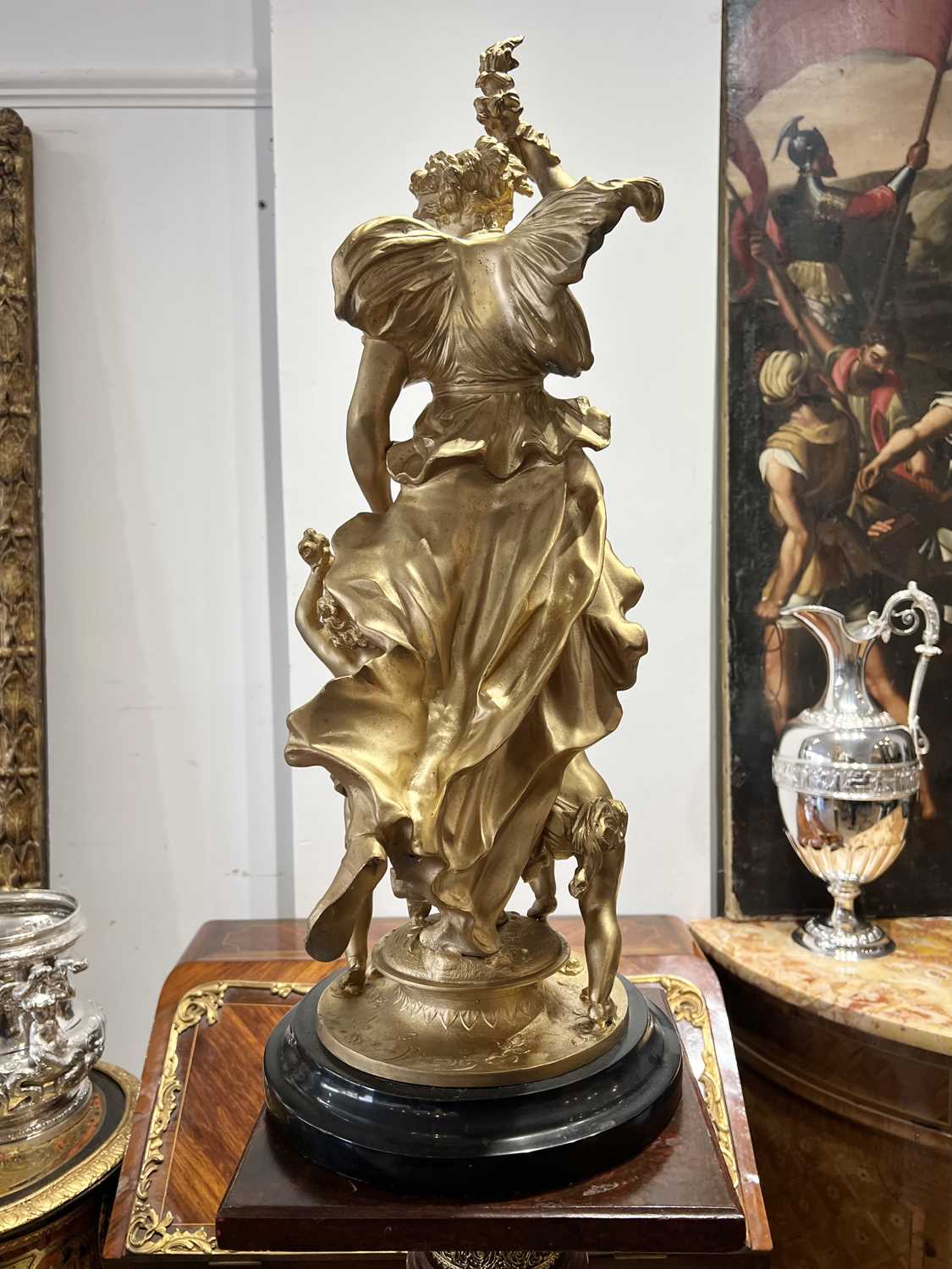 A LARGE GILT METAL FIGURAL GROUP OF A CLASSIC MAIDEN AND CHERUBS - Image 3 of 5