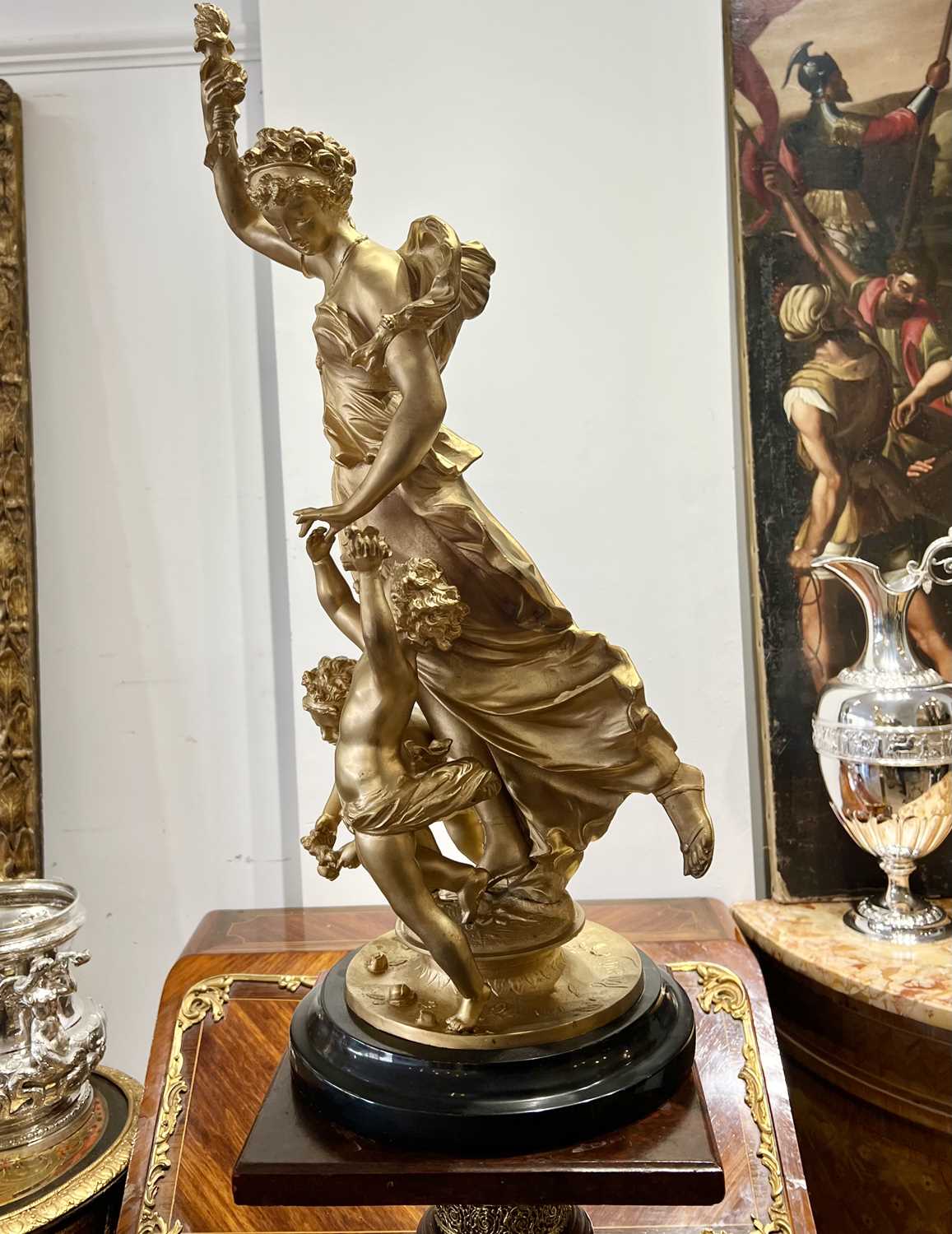 A LARGE GILT METAL FIGURAL GROUP OF A CLASSIC MAIDEN AND CHERUBS - Image 2 of 5