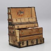 AN EARLY 20TH CENTURY TRAVEL TRUNK