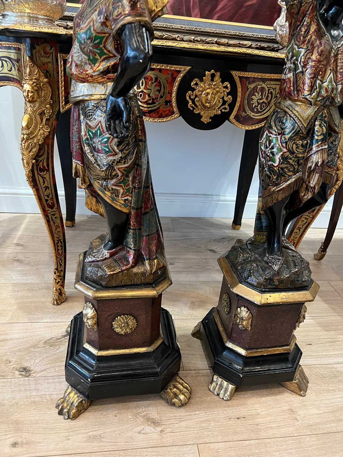 A PAIR OF LATE 19TH CENTURY VENETIAN GONDOLIER FIGURAL TORCHERE STANDS - Image 2 of 5