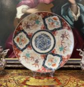 A LARGE MEIJI PERIOD JAPANESE IMARI PORCELAIN CHARGER