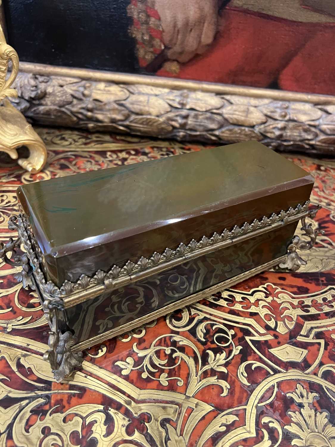 A FINE 19TH CENTURY BOHEMIAN LITHYALIN AND ORMOLU MOUNTED CASKET - Image 3 of 4