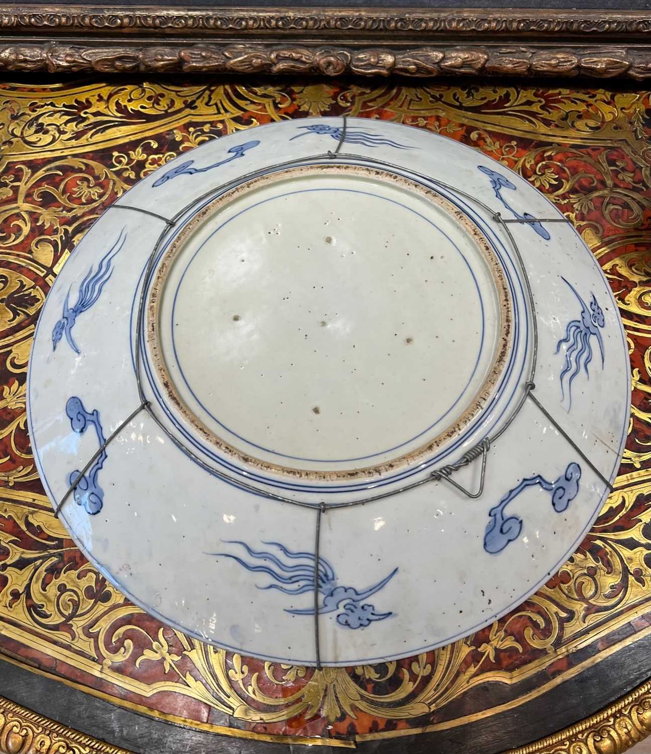 A LARGE MEIJI PERIOD JAPANESE IMARI PORCELAIN CHARGER - Image 3 of 3