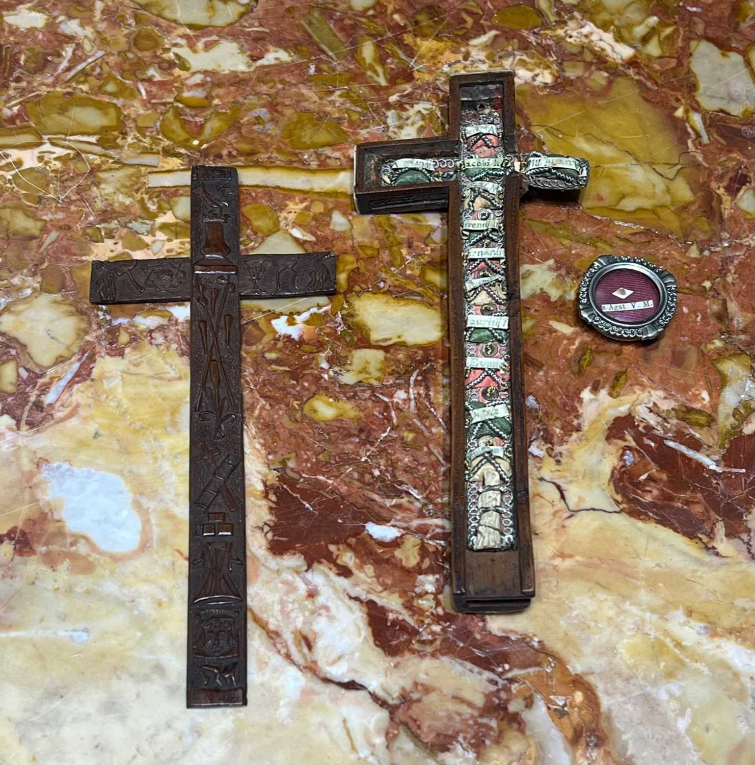 A 16TH / 17TH CENTURY FLEMISH CARVED BOXWOOD RELIQUARY CROSS TOGETHER WITH A 19TH CENTURY RELIQUARY - Image 5 of 12
