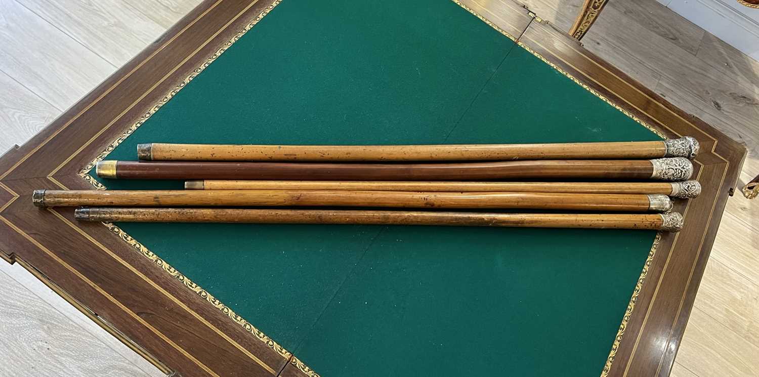 FIVE 19TH CENTURY CHINESE / SOUTH EAST ASIAN SILVER TOPPED WALKING CANES - Image 4 of 4