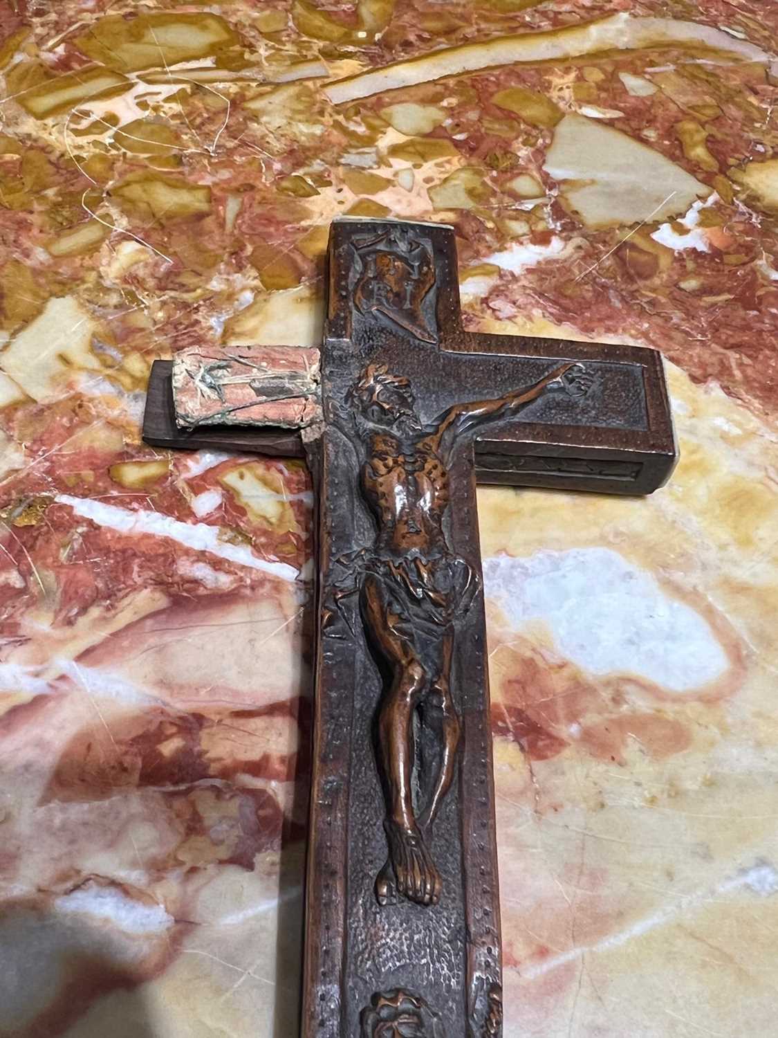 A 16TH / 17TH CENTURY FLEMISH CARVED BOXWOOD RELIQUARY CROSS TOGETHER WITH A 19TH CENTURY RELIQUARY - Image 8 of 12