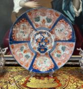 A LARGE MEIJI PERIOD JAPANESE IMARI PORCELAIN CHARGER