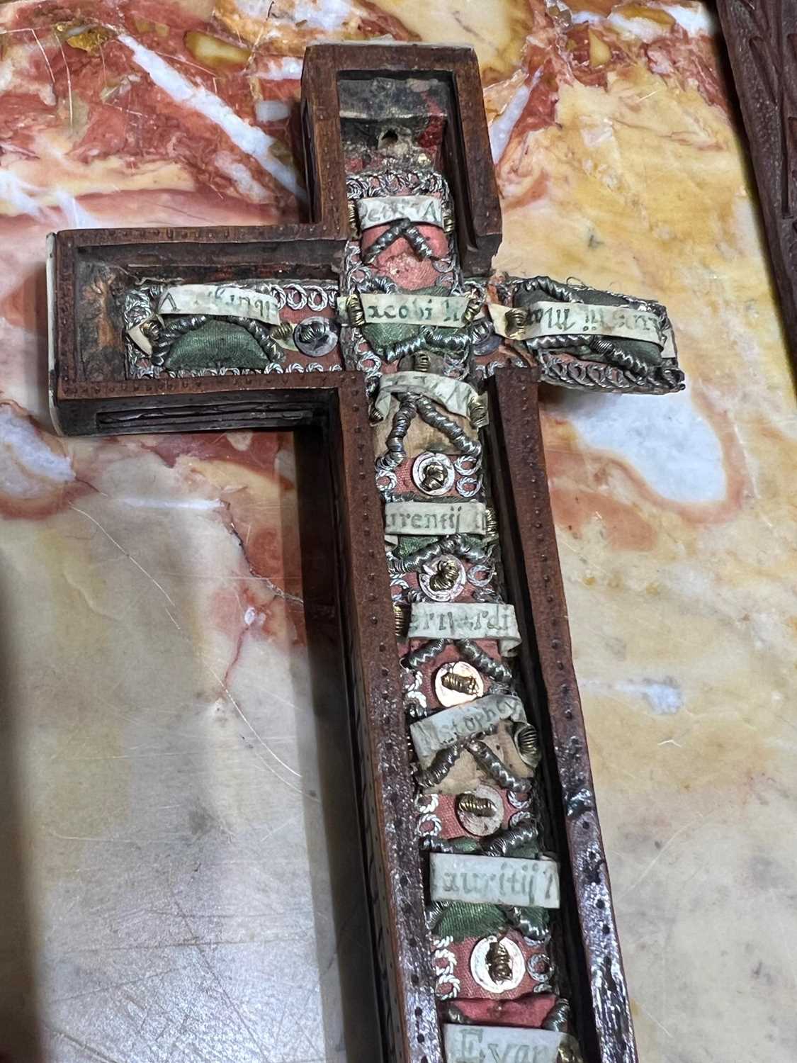 A 16TH / 17TH CENTURY FLEMISH CARVED BOXWOOD RELIQUARY CROSS TOGETHER WITH A 19TH CENTURY RELIQUARY - Image 10 of 12