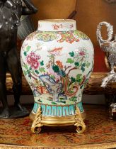 AN 18TH CENTURY CHINESE PORCELAIN VASE WITH FRENCH ORMOLU MOUNTS