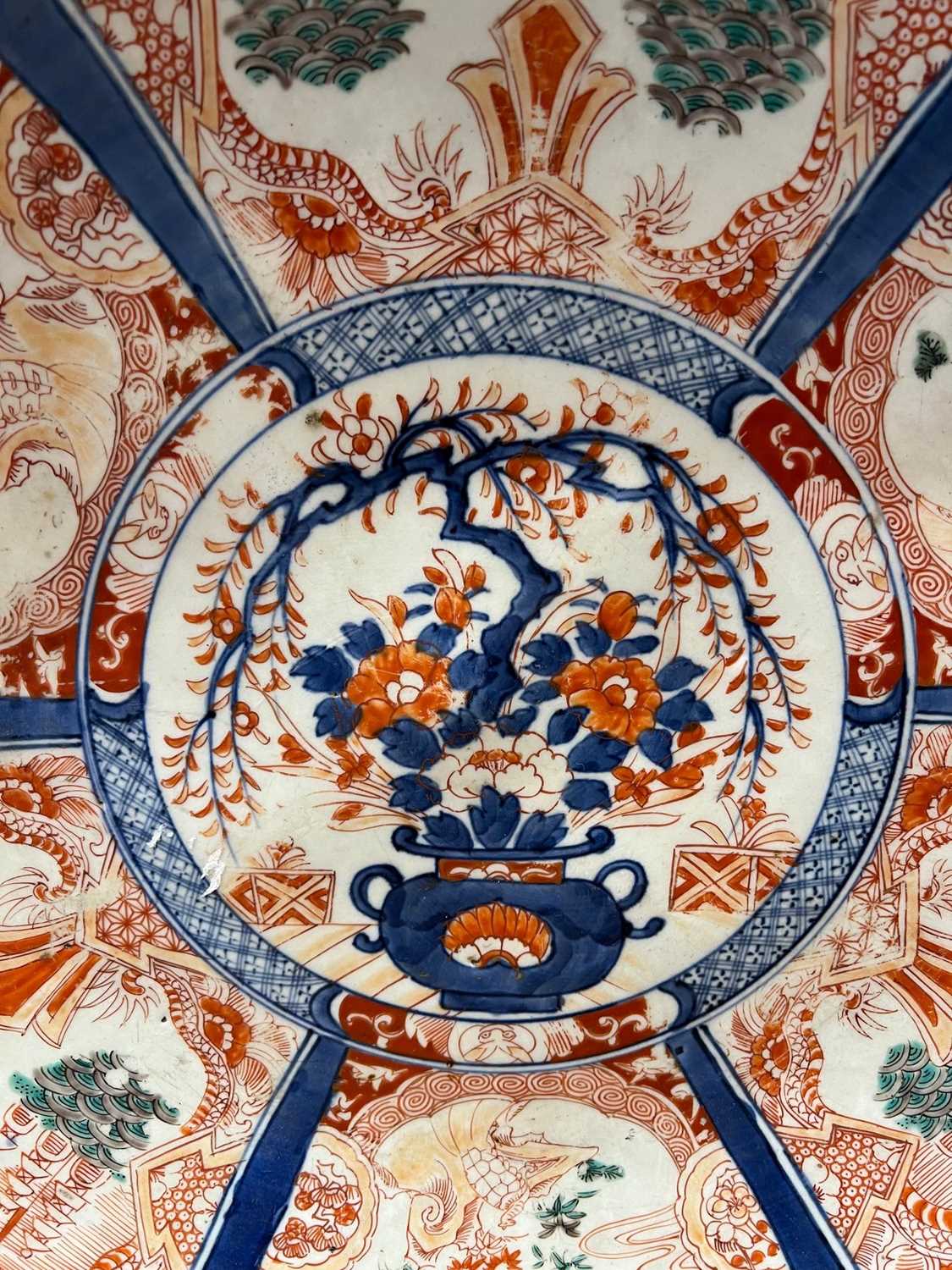 A LARGE MEIJI PERIOD JAPANESE IMARI PORCELAIN CHARGER - Image 2 of 3