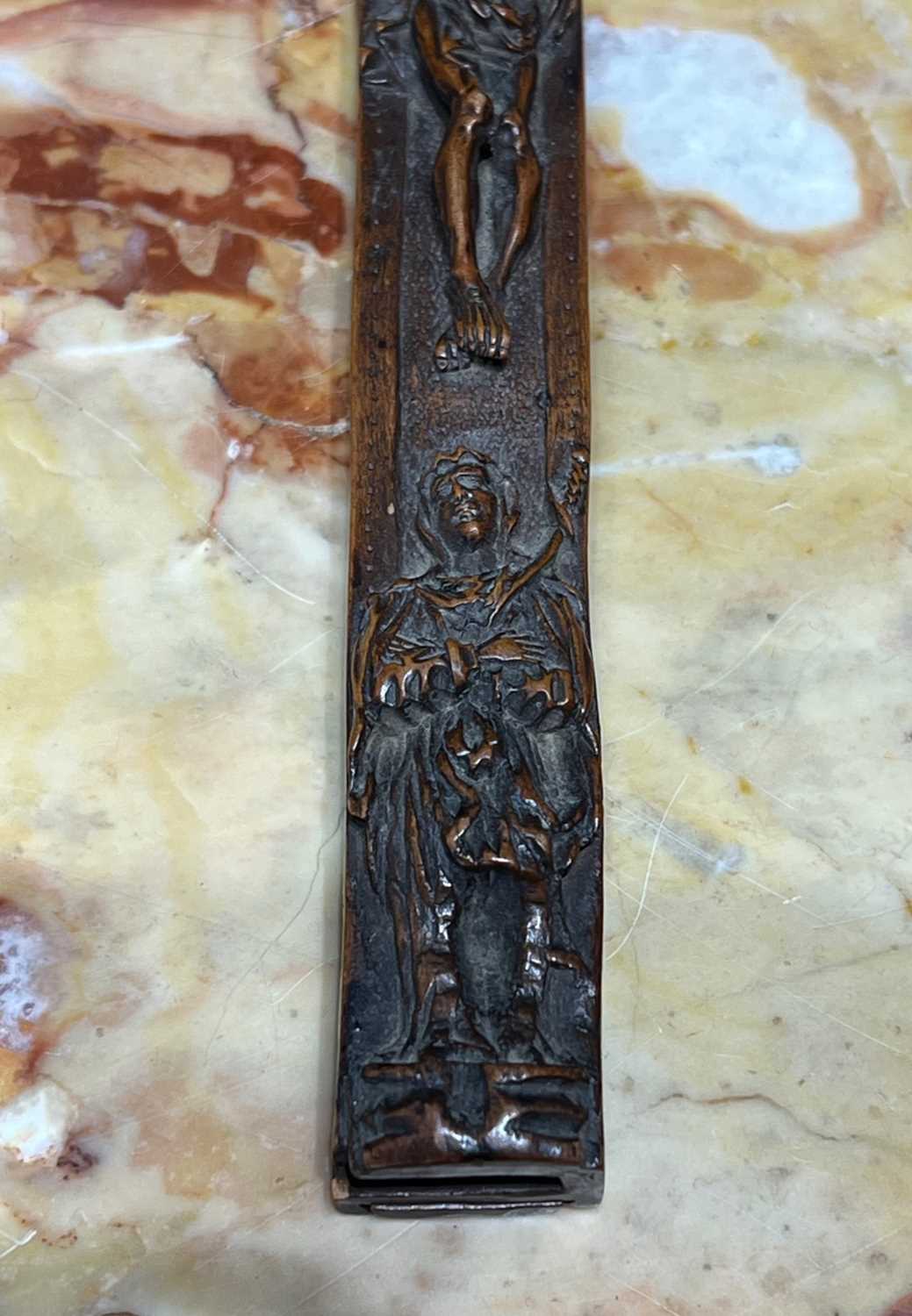 A 16TH / 17TH CENTURY FLEMISH CARVED BOXWOOD RELIQUARY CROSS TOGETHER WITH A 19TH CENTURY RELIQUARY - Image 2 of 12