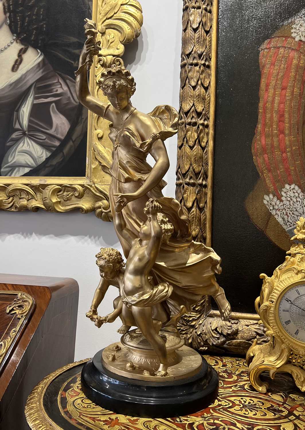A LARGE GILT METAL FIGURAL GROUP OF A CLASSIC MAIDEN AND CHERUBS - Image 5 of 5