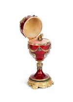 A FABERGE STYLE DIAMOND ENCRUSTED, GUILLOCHE ENAMEL, SILVER GILT AND 14CT GOLD MOUNTED SURPRISE EGG