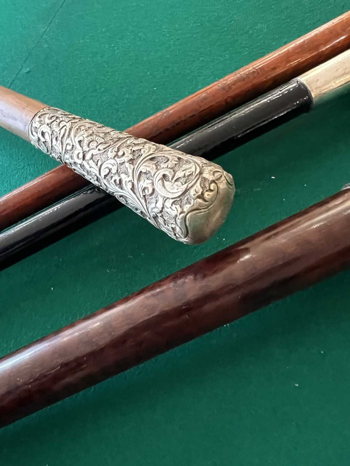 FOUR LATE 19TH / EARLY 20TH CENTURY WALKING CANES INCLUDING A VICTORIAN EXAMPLE WITH SILVER POMMEL - Image 3 of 6