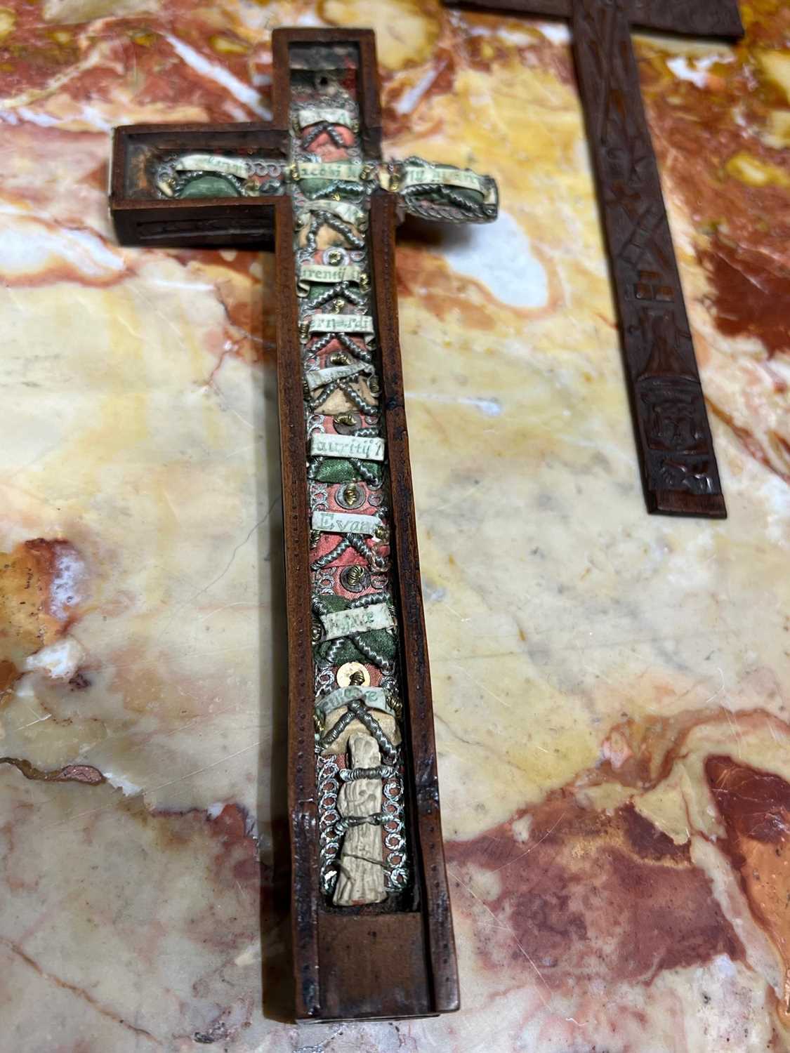 A 16TH / 17TH CENTURY FLEMISH CARVED BOXWOOD RELIQUARY CROSS TOGETHER WITH A 19TH CENTURY RELIQUARY - Image 7 of 12