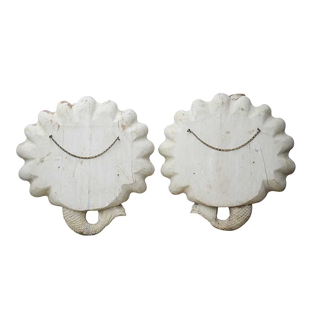 A LARGE PAIR OF BAROQUE STYLE CARVED AND PAINTED WOOD WALL SCONCES - Image 4 of 4