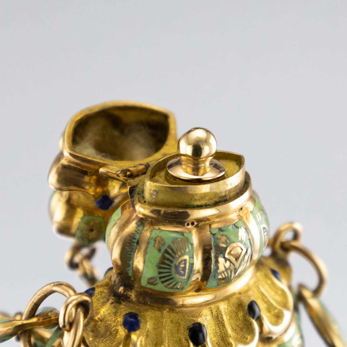 AN 18K GOLD AND ENAMEL SCENT BOTTLE, SWISS, EARLY 19TH CENTURY, FOR THE OTTOMAN MARKET - Image 3 of 12