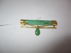 Eastern Green Stone and Yellow Metal Brooch Stamped 22, 6.5g, 4.5cm long