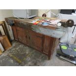 A LARGE CARPENTERS WORK BENCH WITH VICE