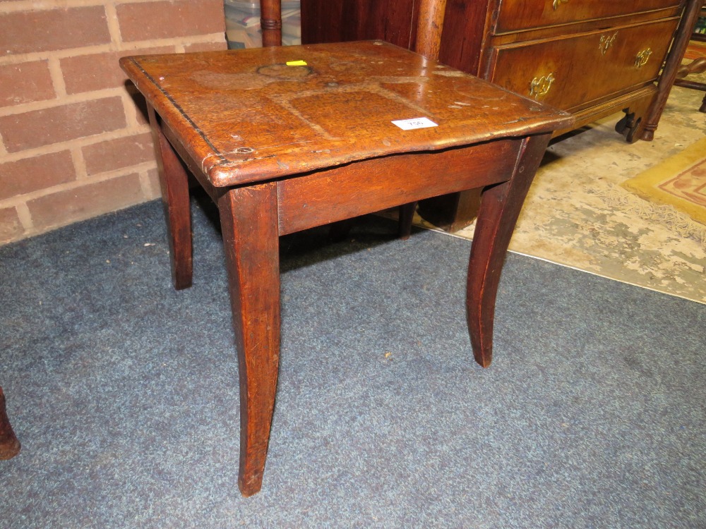 AN ANTIQUE MAHOGANY STOOL WITH SPLAYED LEGS H-37 W-39 CM