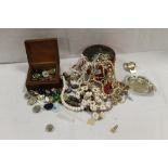 A SELECTION OF VINTAGE COSTUME JEWELLERY ETC