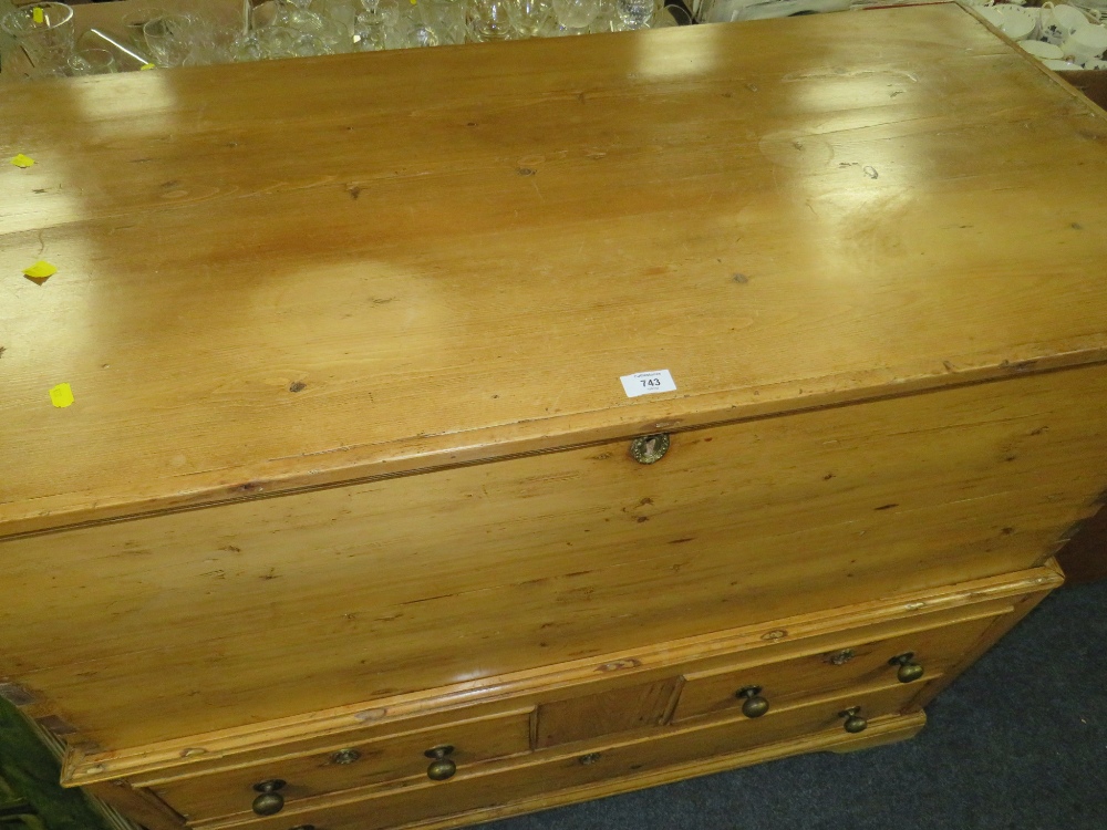 AN ANTIQUE PINE MULE CHEST H-109 W-127 CM - Image 2 of 4