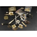 A SMALL TRAY OF COLLECTABLES TO INCLUDE MILITARY BUTTONS, CIGAR PIERCER, WATCH KEYS, EASTERN METAL