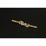 A HALLMARKED 9CT GOLD THREE STONE BROOCH, APPROX 1.8 G