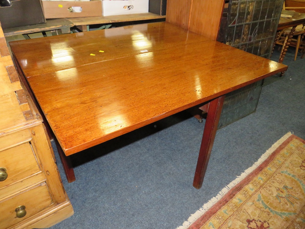 AN ANTIQUE MAHOGANY DROPLEAF TABLE - Image 2 of 3