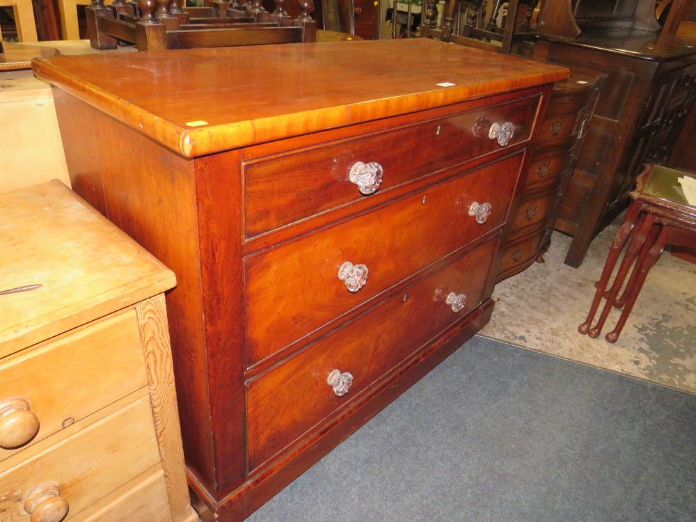 A LARGE VICTORIAN MAHOGANY THREE DRAWER CHEST WITH GLASS HANDLES W-114 CM - Image 5 of 5