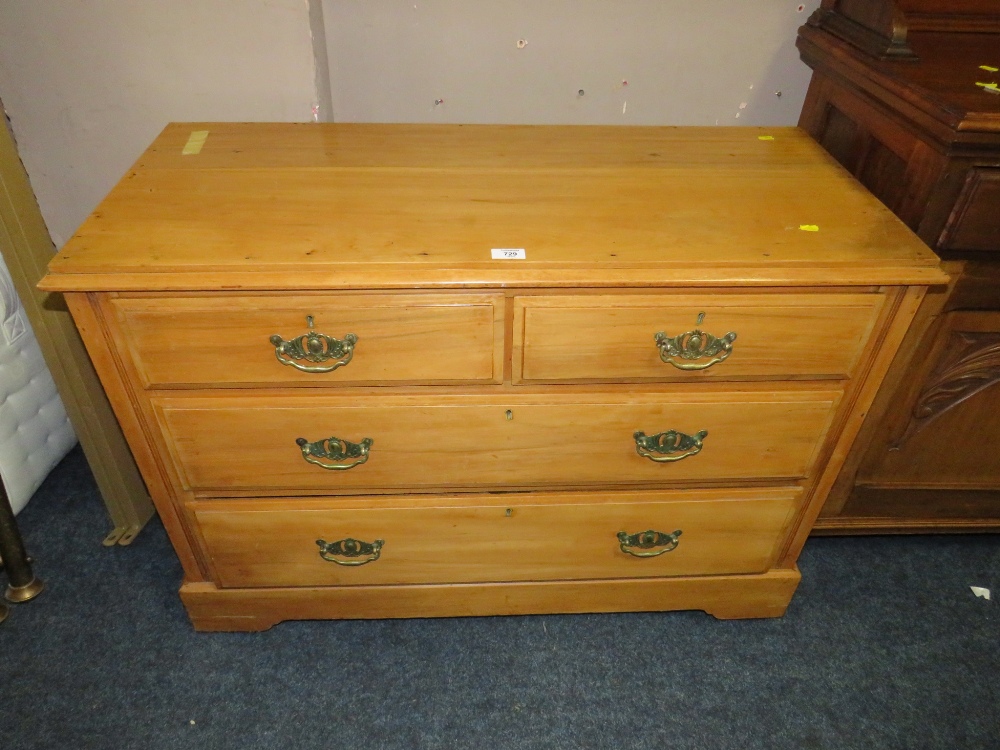 AN ANTIQUE SATINWOOD FOUR DRAWER CHEST W-106 CM