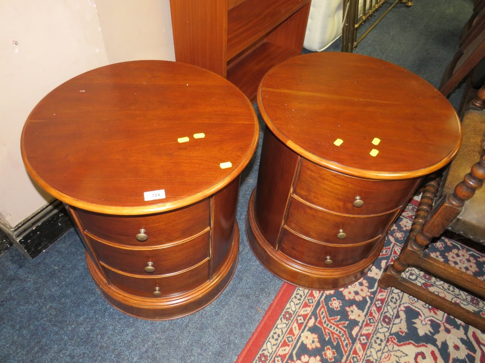 A PAIR OF MODERN CIRCULAR THREE DRAWER BEDSIDE CHESTS DIA. 54 CM (2) - Image 2 of 3