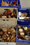 FIVE TRAYS OF ASSORTED TREEN ITEMS TO INCLUDE BOWLS, TRINKET BOXES ETC