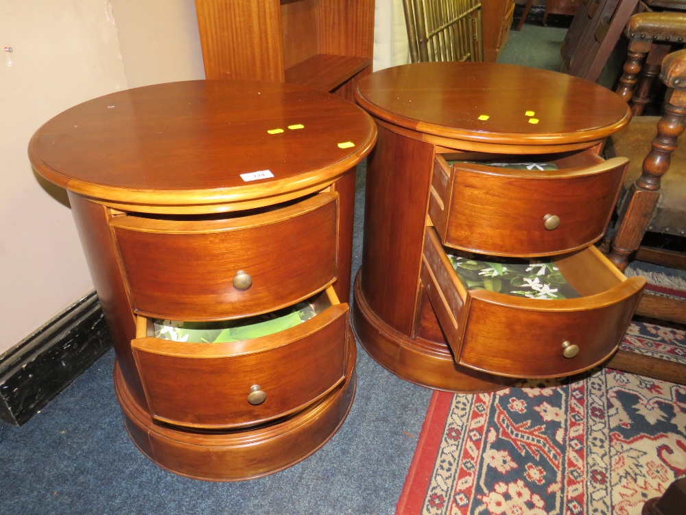 A PAIR OF MODERN CIRCULAR THREE DRAWER BEDSIDE CHESTS DIA. 54 CM (2) - Image 3 of 3