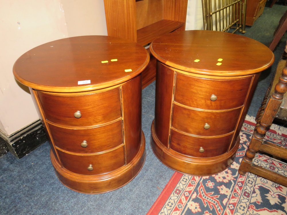 A PAIR OF MODERN CIRCULAR THREE DRAWER BEDSIDE CHESTS DIA. 54 CM (2)