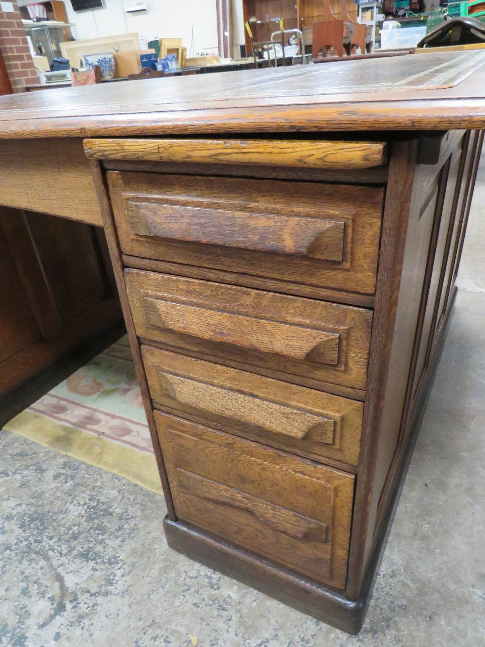 A LARGE LATE 19TH /EARLY 20TH CENTURY OAK PARTNERS DESK WITH INSET BROWN LEATHER TOP H-79 W-152 CM - Image 3 of 4