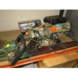 A QUANTITY OF ASSORTED TOOLS TO INCLUDE A BENCH GRINDER, SANDER ETC - HOUSE CLEARANCE